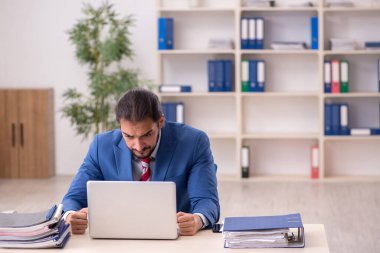 Ofiste çalışan genç bir erkek.