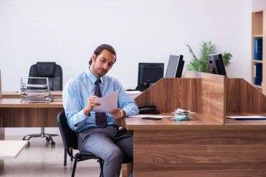 Ofiste çalışan genç bir erkek.