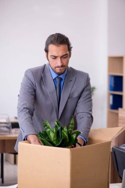 Genç erkek çalışanın işinden kovulması