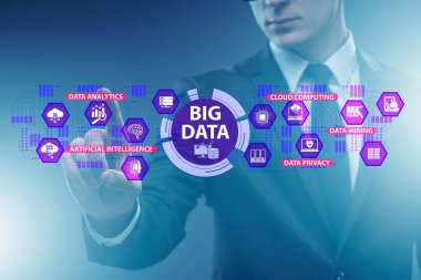 Sanal düğmeye basılı iş adamı ile büyük veri kavramı