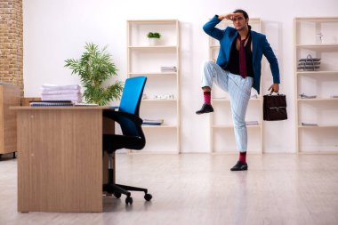 Genç erkek çalışanın uyuyakalma konsepti