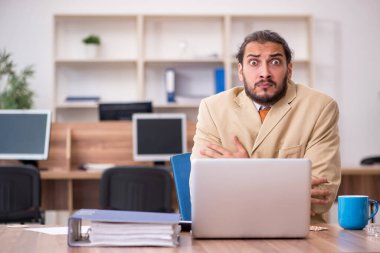 Ofiste çalışan hasta bir erkek işçi.