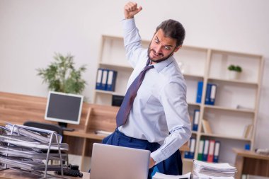 Genç işadamı aşırı çalışmaktan memnun değil.