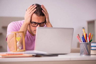 Zaman yönetimi konseptinde genç bir erkek öğrenci