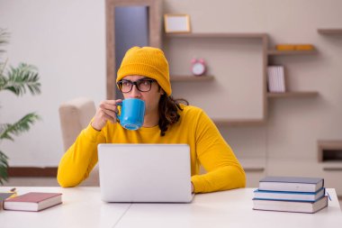 Evde sınava hazırlanan genç bir erkek öğrenci.