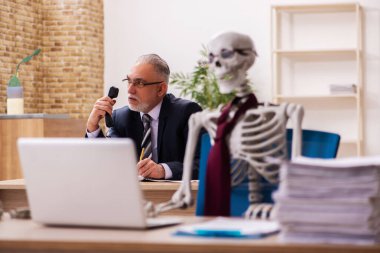 Ofiste çalışan ölü bir çalışan.