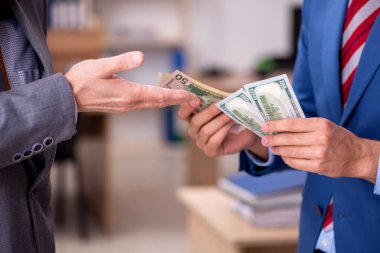 Maaş konseptinde iki erkek çalışan.