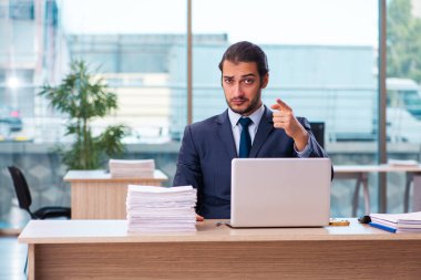 Ofiste çalışan genç bir erkek.