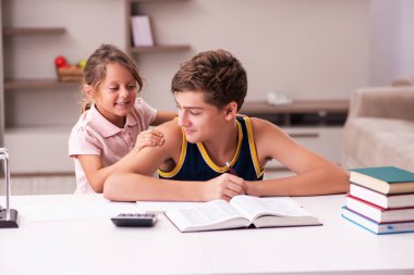 Okul çocuğu ve küçük kız kardeşi salgın sırasında evde kalıyorlar.