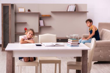 Okul çocuğu ve küçük kız kardeşi salgın sırasında evde kalıyorlar.