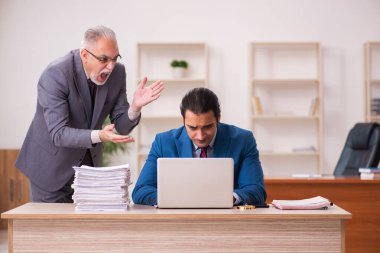 Ofiste çalışan iki çalışan.