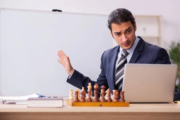 Jonge mannelijke schaakster op het werk — Stockfoto