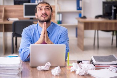 Beyin fırtınası konseptinde genç bir erkek çalışan.