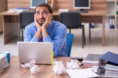 Beyin fırtınası konseptinde genç bir erkek çalışan.