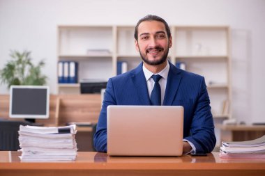 İş yerinde çalışan genç bir işadamı