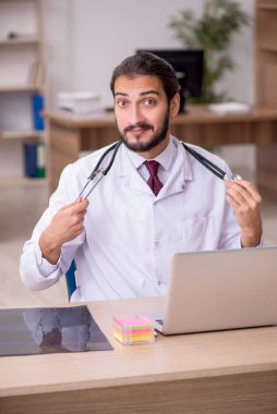 Laboratuvarda steteskop tutan genç bir erkek doktor.