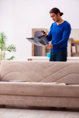 Evde acı çeken genç hasta adam.