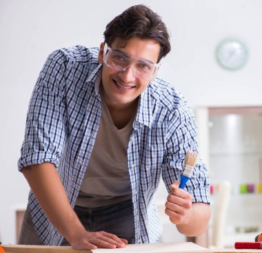 Marangozluk hobisi olan genç bir adam.