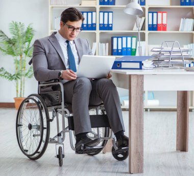 Ofiste çalışan engelli işadamı