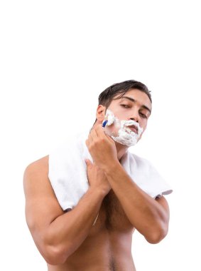 Yakışıklı adam, beyazın üzerinde tek başına tıraş oluyor.