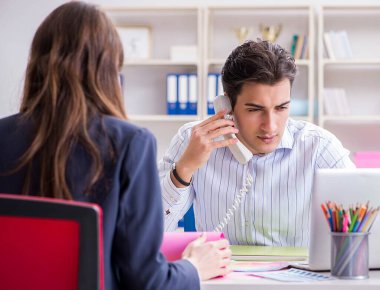 İnsanlar projenin yeni tasarımını tartışıyor