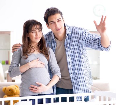 Genç ebeveynler ilk bebeklerini bekliyorlar.