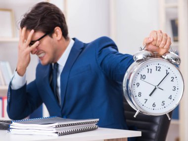 Acil ve son teslim tarihi konseptinde alarm veren bir işadamı.