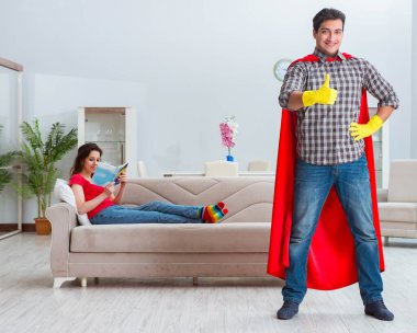 Süper kahraman koca karısına evde yardım ediyor.