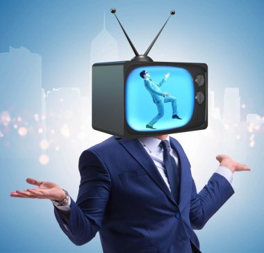 Televizyon bağımlısı bir adam.