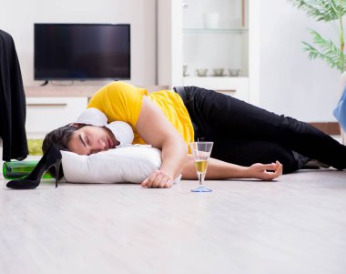 Ev partisinden sonra evde dağınık bir adam