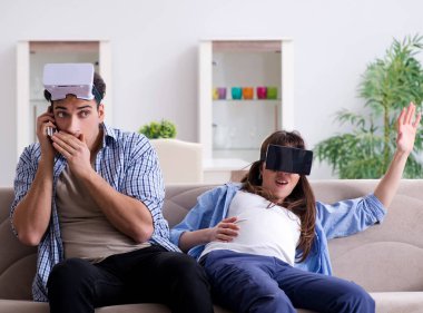 Genç çift sanal gerçeklik gözlüğü deniyor.