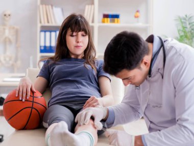 Bayan basketbolcu yaralandıktan sonra doktoru ziyaret ediyor.