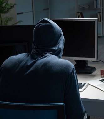 Geceleri bilgisayar korsanlığı