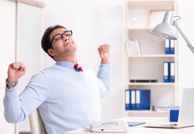 Masada çalışan yakışıklı bir işadamı.