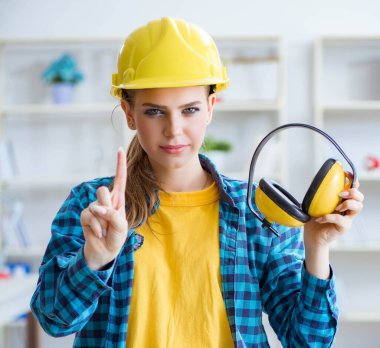 Atölyedeki ses kesen kulaklıklı kadın.