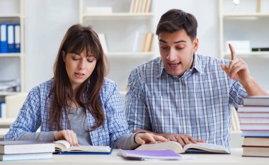 Sınıfta oturan ve okuyan öğrenciler