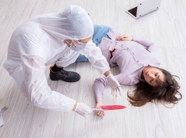 Olay yerindeki adli tıp araştırmacısı kadın mur.