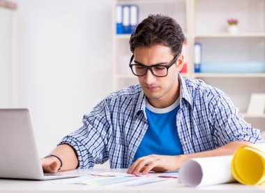 Genç tasarımcı yeni proje üzerinde çalışıyor ve renkleri seçiyor