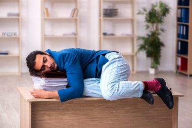 Genç erkek çalışanın uyuyakalma konsepti