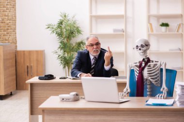 Ofiste çalışan ölü bir çalışan.