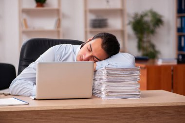 Genç bir erkek işçi aşırı işten memnun değil.