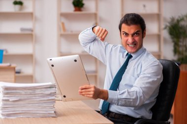 Genç bir erkek işçi aşırı işten memnun değil.