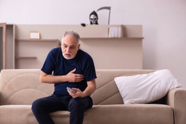 Şeytan, ölmek üzere olan yaşlı bir adamı evinde ziyaret ediyor.