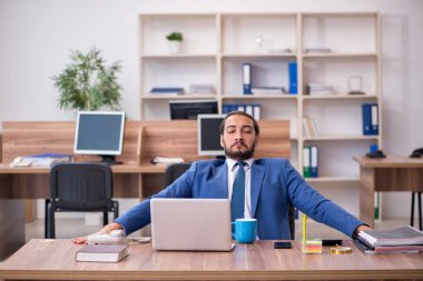 Ofiste çalışan genç bir erkek.