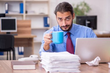 Beyin fırtınası konseptinde genç bir erkek çalışan.