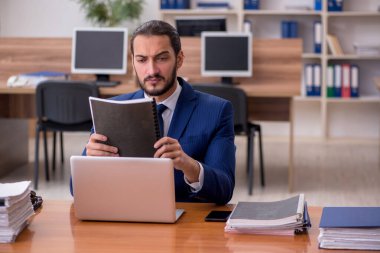 İş yerinde çalışan genç bir işadamı