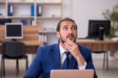 Genç işadamı aşırı çalışmaktan memnun değil.