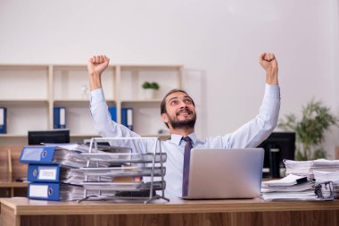 Genç işadamı aşırı çalışmaktan memnun değil.