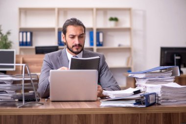 Genç işadamı aşırı çalışmaktan memnun değil.