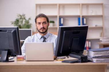 Çoklu görev kavramında çalışan genç bir erkek.